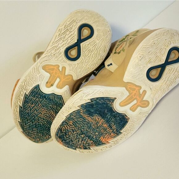Nike Kyrie Infinity Floral Sneakers - Picture 5 of 5